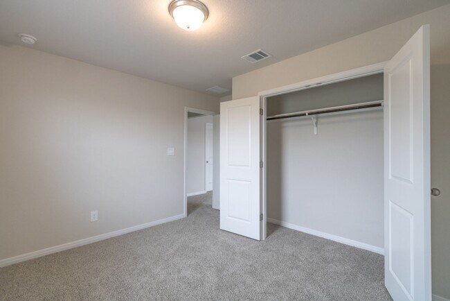 Building Photo - 544 View Dr