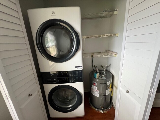 Building Photo - 14747 Cumberland Dr