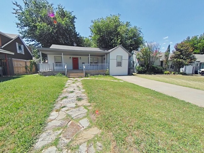 Primary Photo - 1720 NW Cherry Ave