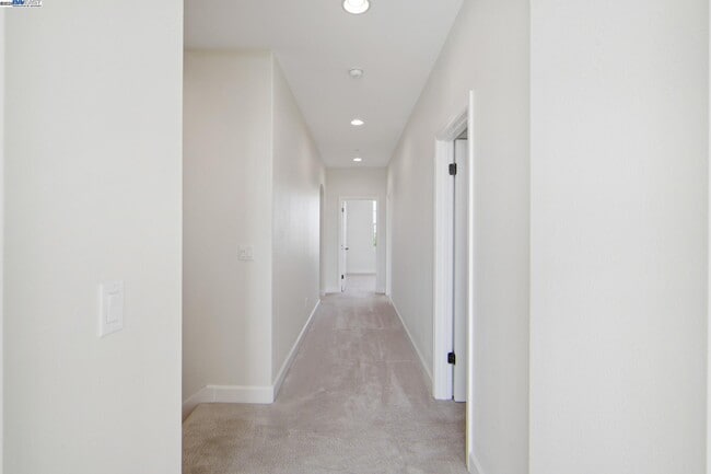 Building Photo - 454 Bengali Ct