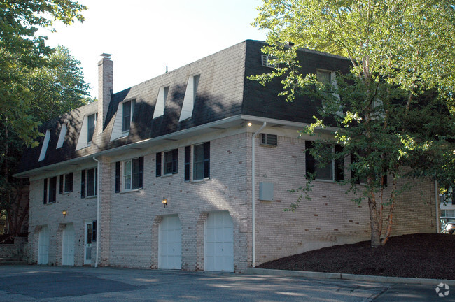 Building Photo - Village on the Green