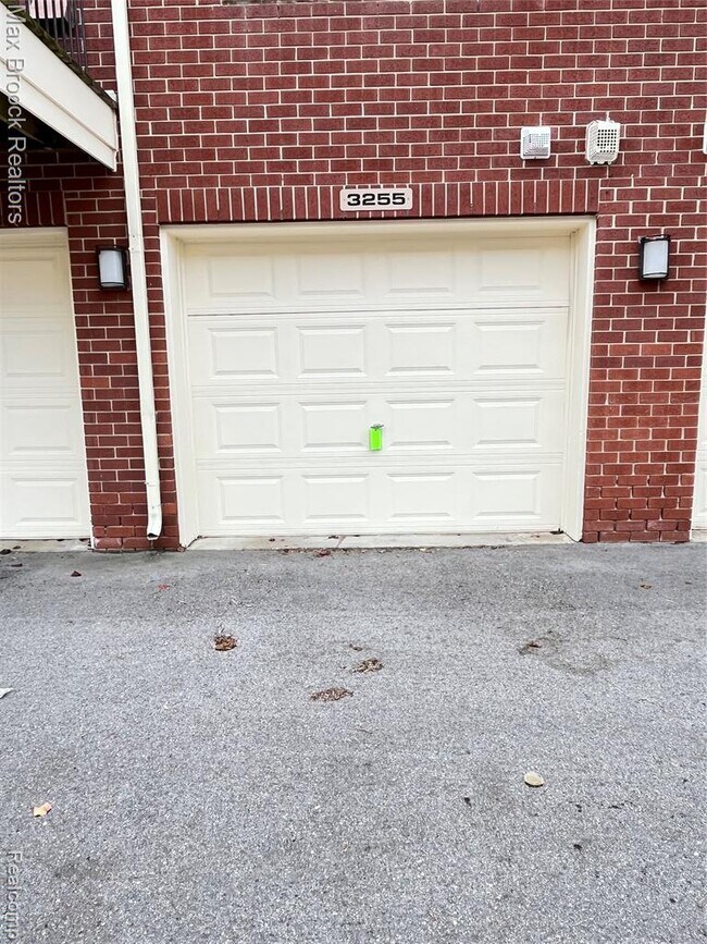 Building Photo - 3255 Camden Dr