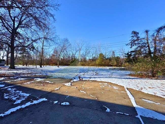 Building Photo - BEAUTIFULLY UPDATED 5 BED/ 3 BATH HOME WITH OVERSIZED GARAGE