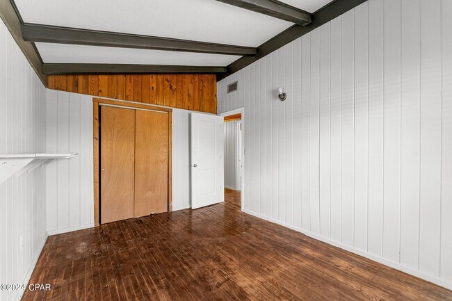 Building Photo - 526 Bay Ave