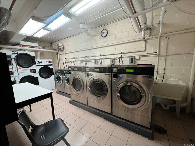 Building Photo - 94-31 59th Ave