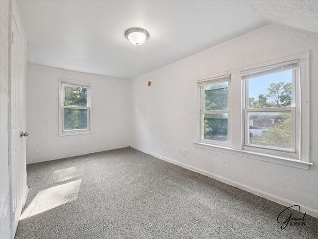 Building Photo - $1200 3 bedroom bungalow