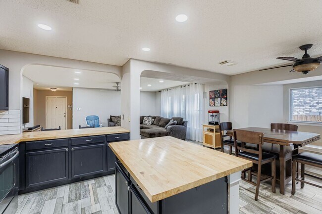 Building Photo - Stunning 3 bedroom home with Easy access t...