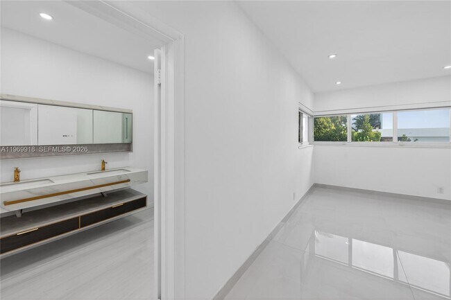 Building Photo - 1101 S Shore Dr