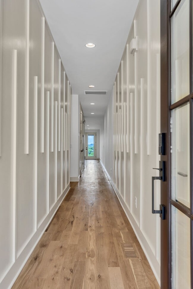 Building Photo - 660 Vernon Ave