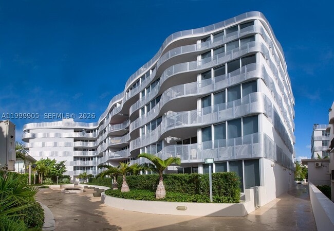 Building Photo - 210 W Park Dr
