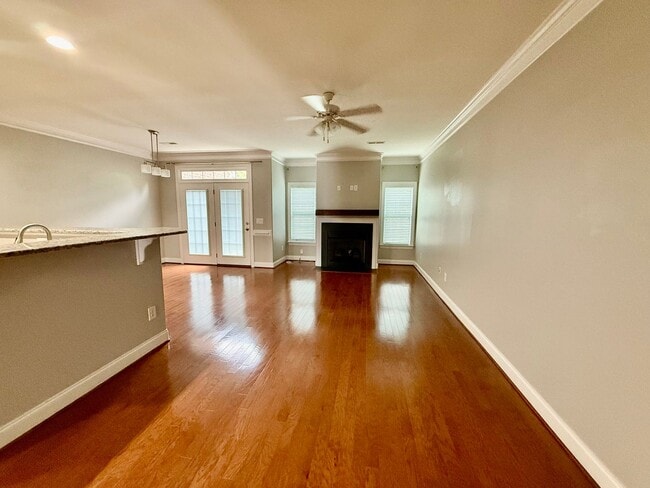 Building Photo - Two bedroom, 2.5 bath condo townhome in Bu...