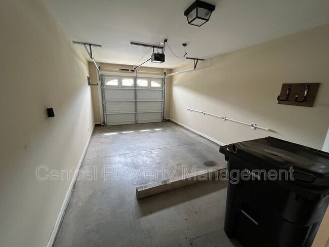 Building Photo - 107 Shalom Dr