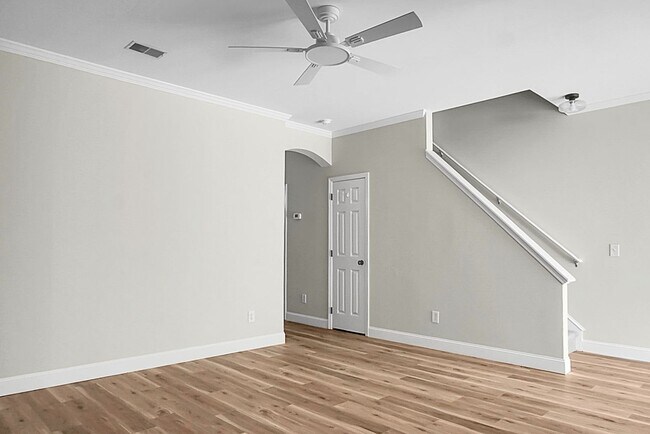 Building Photo - 3 bedroom, 2.5 Townhome