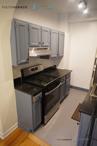 Building Photo - 426 W Briar Pl