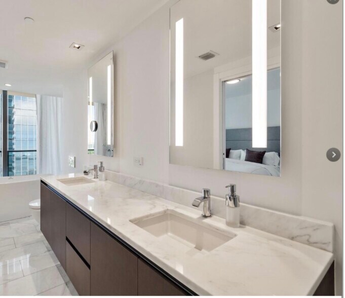 Building Photo - 1300 Brickell Bay Dr