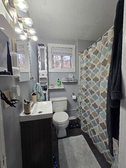 Building Photo - 1042 Lessing St