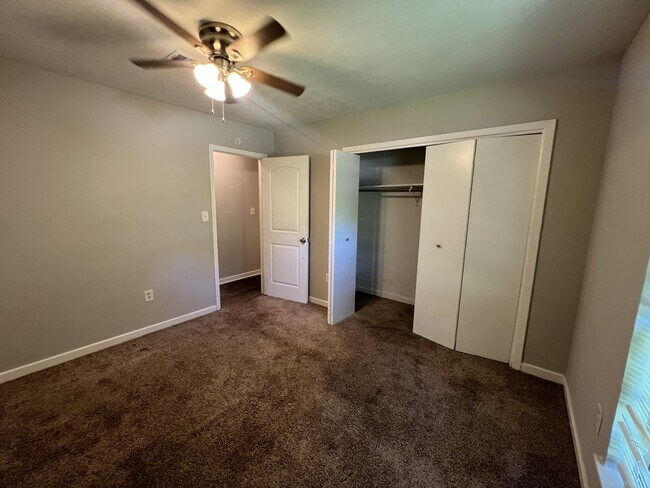 Building Photo - 2915 Longwood Dr