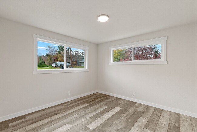 Building Photo - 460 N James Ave