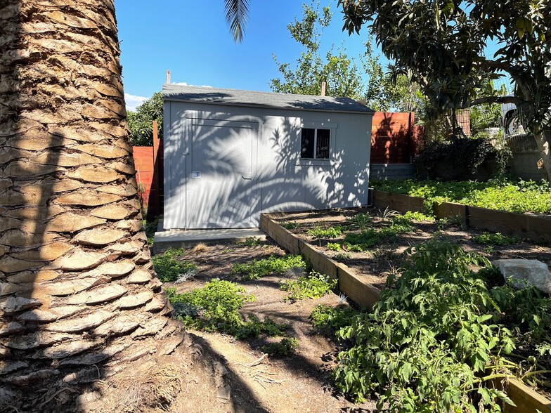back yard with Shade - 1532 Mohawk St