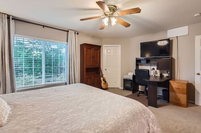 Building Photo - Updated 4-Bedroom with Serene Outdoor Spac...