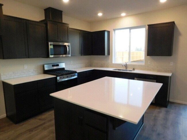 Building Photo - 4Bd/2.5 Ba Two Story Home - Available Soon!