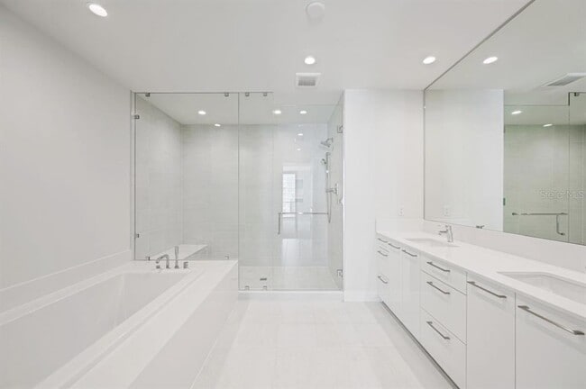 Building Photo - 301 1st St S