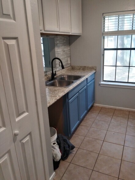 Building Photo - 11 Redberry Ct