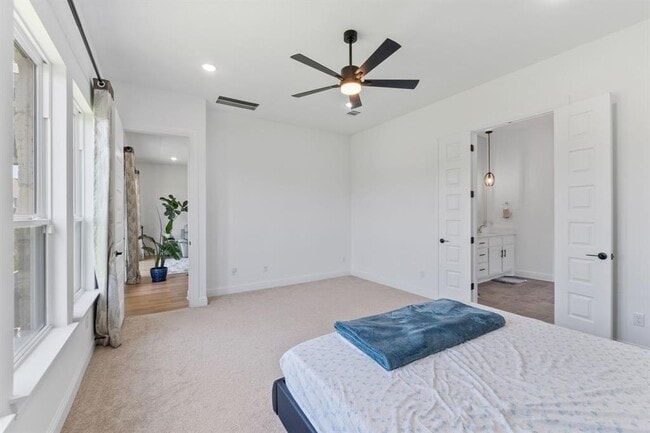 Building Photo - 125 Plainsman Ln
