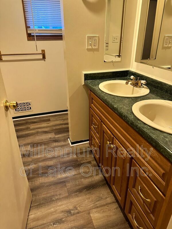 Building Photo - 6871 Continental Ave