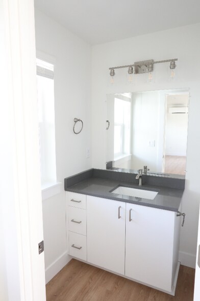 Building Photo - 12911 SE Ridgecrest Rd