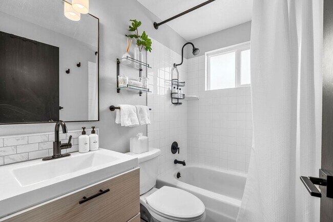 Building Photo - Modern 2BR Suite – Newly Furnished, Pet-Fr...