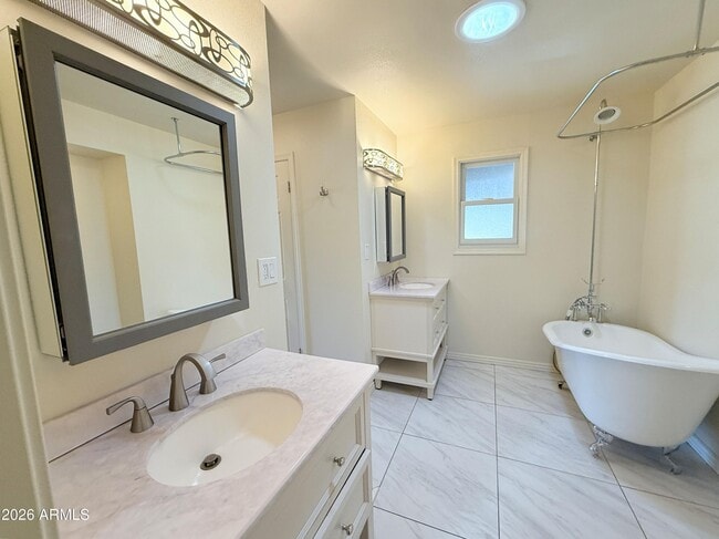 Building Photo - 710 E Hermosa Dr