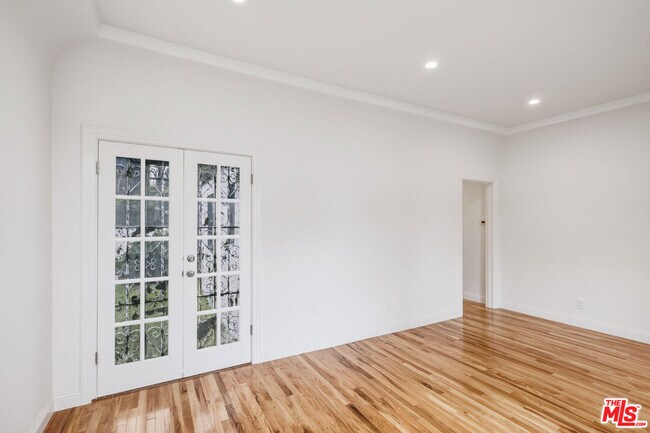 Building Photo - 525 N Crescent Heights Blvd