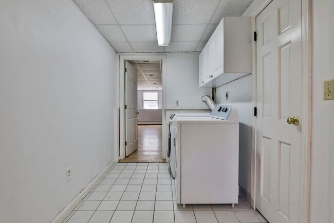 Building Photo - 76 Groton Rd