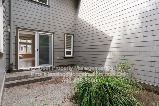 Building Photo - 10247 NW Village Heights Dr