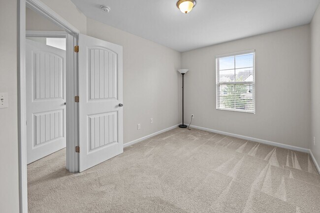 Building Photo - Fantastic 3 Bedroom End-unit Townhome with...