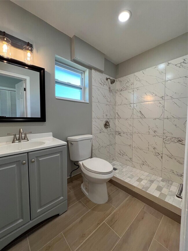 Building Photo - 2016 NE 17th Ct