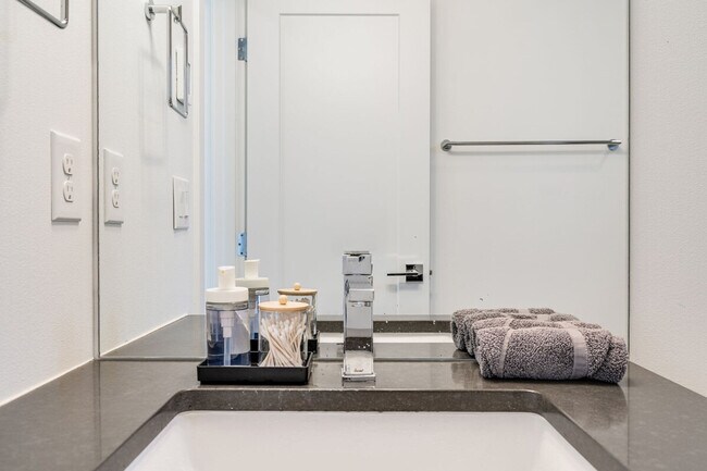 Building Photo - 724 3rd Ave N