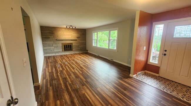 Building Photo - Washington - 3 Bedroom 1 Bathroom - Update...