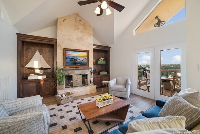 Building Photo - 693 Riviera Dr