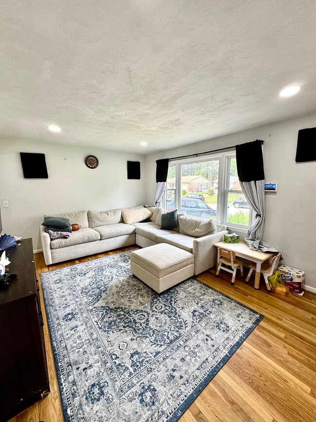 Building Photo - 4 bed 2 Bath Home for Rent in Portsmouth!