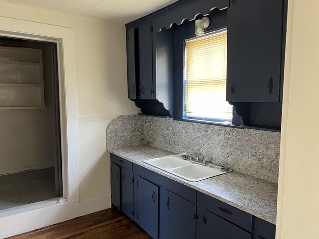 Building Photo - 817 6th St