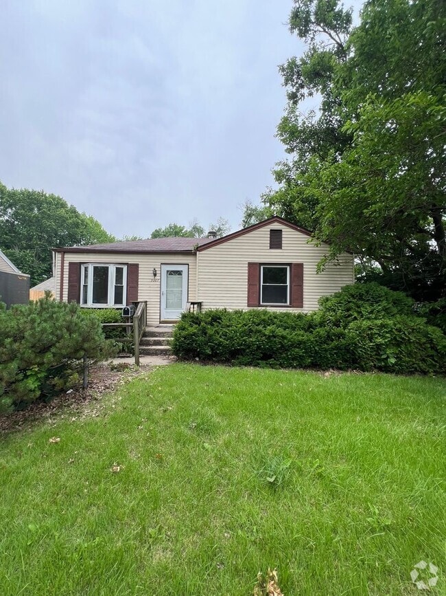 Building Photo - 2 Bedroom 1 Bathroom 1200.00