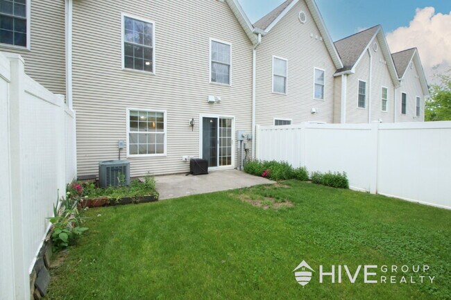 Building Photo - Charming Townhome in Harrisonburg!