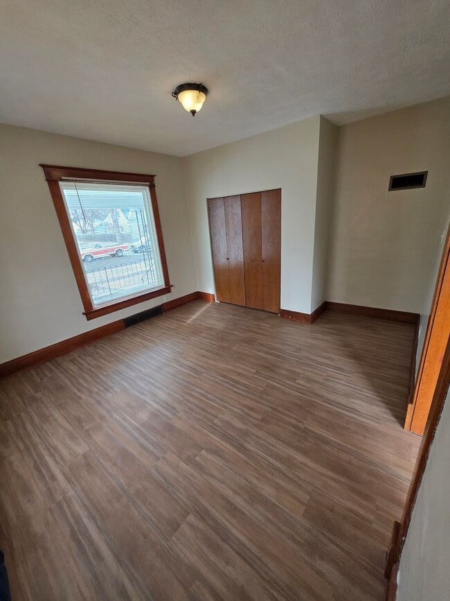 Building Photo - AEC-209