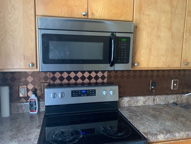 Building Photo - 702 Grove Ave