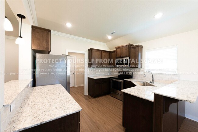 Building Photo - 520 Aster St