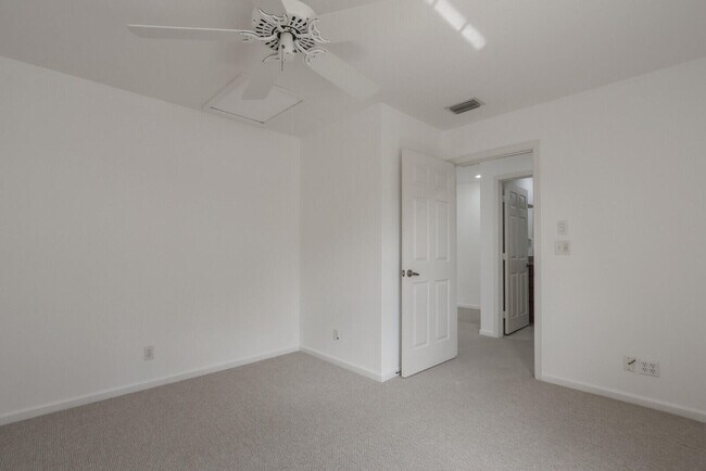 Building Photo - 479 Tequesta Dr