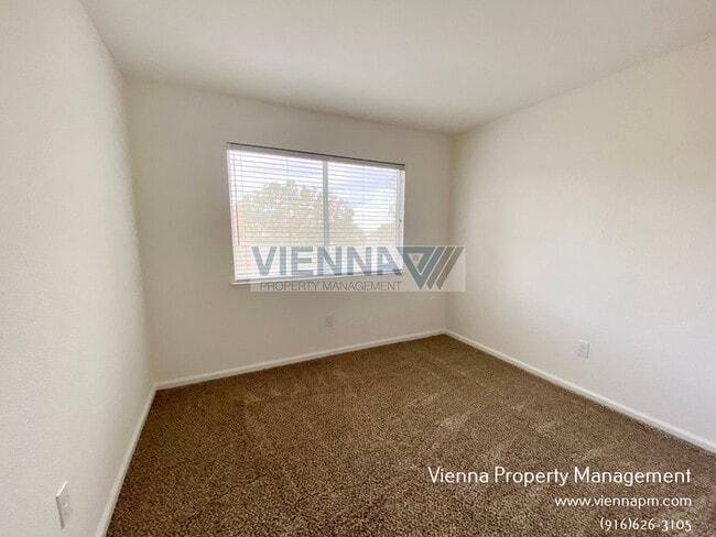 Building Photo - 5608 Glen Oaks Dr
