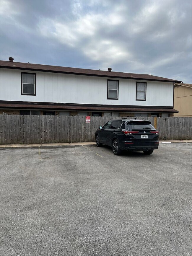 Building Photo - 2017 Paisley Dr